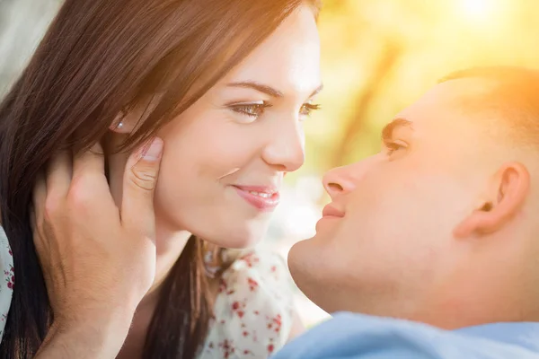 Gelukkig gemengd ras paar romantische portret in het park. — Stockfoto