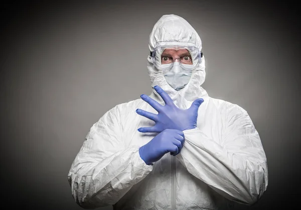 Homem com expressão intensa vestindo roupas de proteção HAZMAT A — Fotografia de Stock