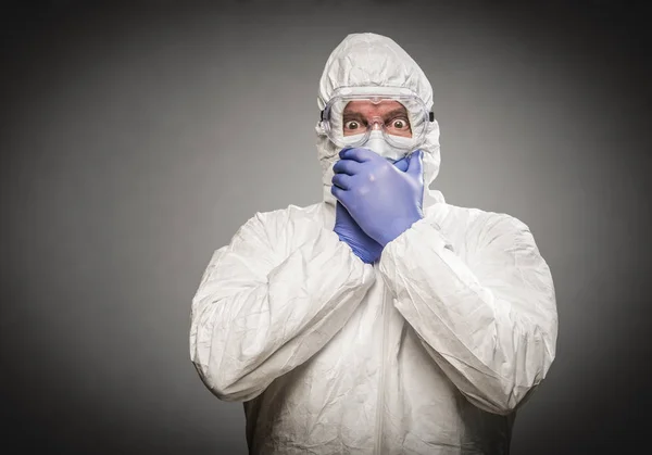 Adam tehlikeli madde koruyucu giysiler giyiyor ellerle ağız kapsayan — Stok fotoğraf