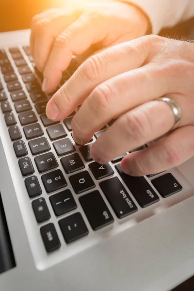 Mãos masculinas digitando no teclado do computador portátil . — Fotografia de Stock