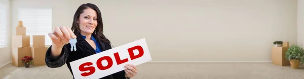 Banner der hispanischen Frau im Zimmer mit Kästen mit Hausschlüsseln und zum Verkauf stehenden Immobilienschildern. — Stockfoto