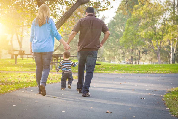 幸せな混血民族家族は公園で散歩 — ストック写真