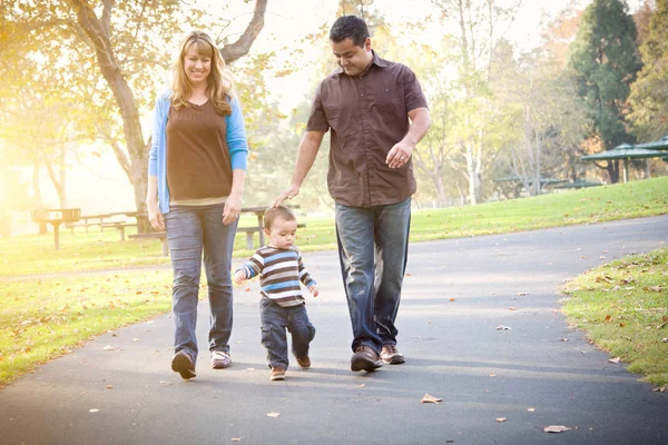 Familia étnica de raza mixta feliz caminando en el parque — Foto de Stock