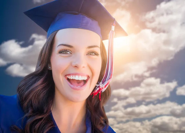 Feliz graduación mixta mujer de raza en gorra y vestido —  Fotos de Stock