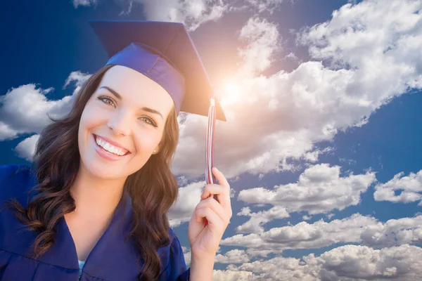 Gelukkig afstuderen gemengd ras vrouw in cap en jurk — Stockfoto