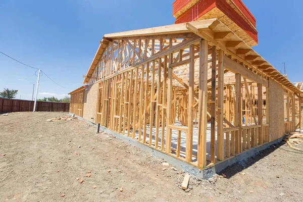 Casa de madera marco abstracto en el sitio de construcción. — Foto de Stock