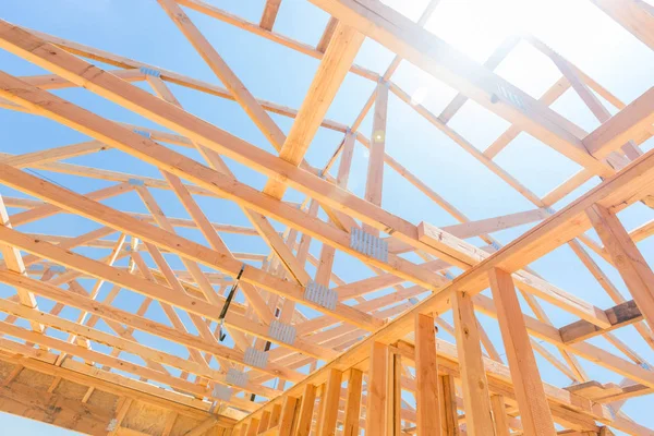 Casa de madera marco abstracto en el sitio de construcción. — Foto de Stock