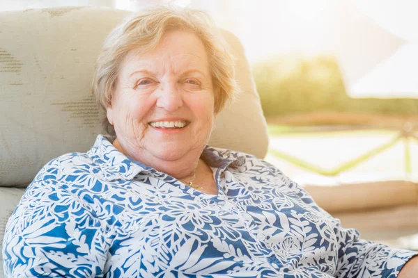Hübsche Seniorin Porträt auf der Terrasse. — Stockfoto