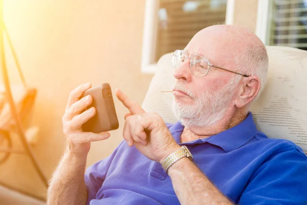 Senior volwassen Man met behulp van slimme mobiele telefoon. — Stockfoto