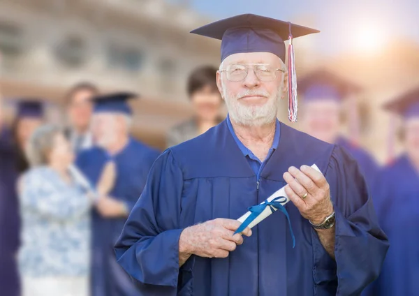 Orgulloso hombre adulto mayor con gorra y vestido en la graduación al aire libre Cer — Foto de Stock