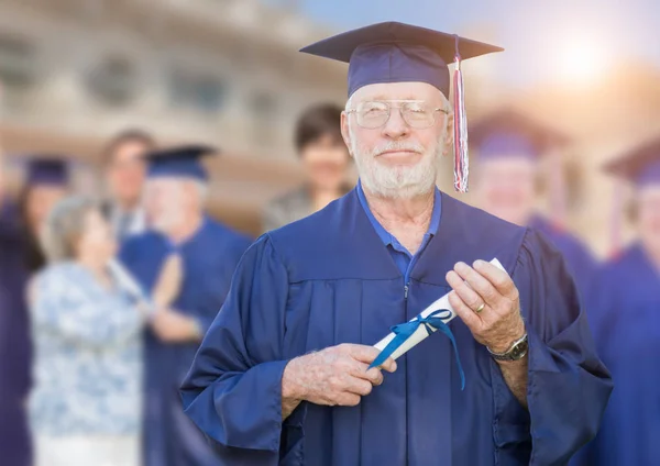 Orgoglioso anziano adulto uomo in cappello e abito a laurea all'aperto Cer — Foto Stock