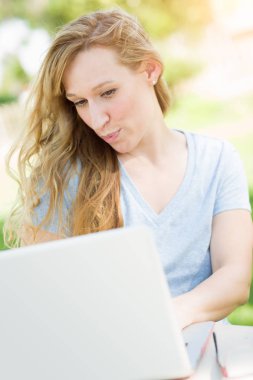 Genç yetişkin kadın canlı Video sohbet açık havada onu Laptop kullanma.