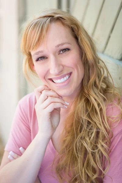 Retrato ao ar livre de jovem adulto Brown Eyed Woman . — Fotografia de Stock