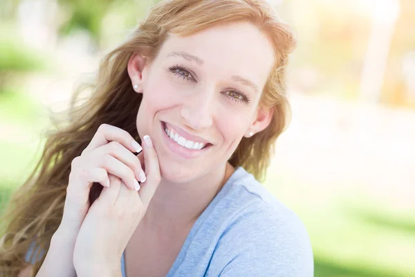 Outdoor Portret van jonge volwassen Brown Eyed vrouw. — Stockfoto