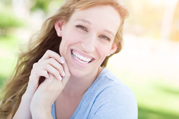 Retrato al aire libre de mujer joven de ojos marrones adultos . —  Fotos de Stock