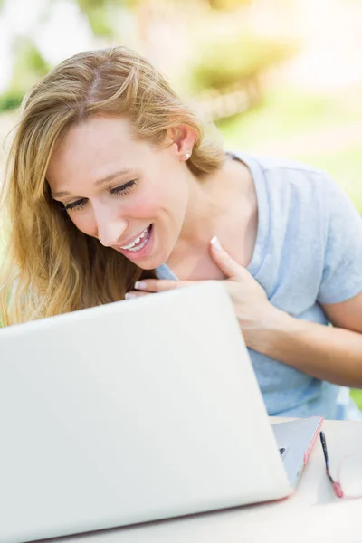 Młoda kobieta dorosłych żyć wideo czacie na zewnątrz przy użyciu jej Laptop. — Zdjęcie stockowe