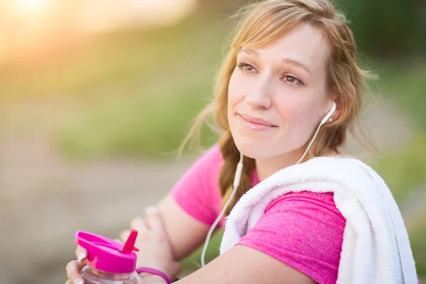 Jeune femme adulte en plein air avec serviette et bouteille d'eau à Wo — Photo