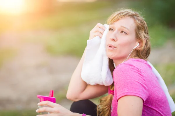 Joven mujer adulta al aire libre con toalla y botella de agua en Wo — Foto de Stock