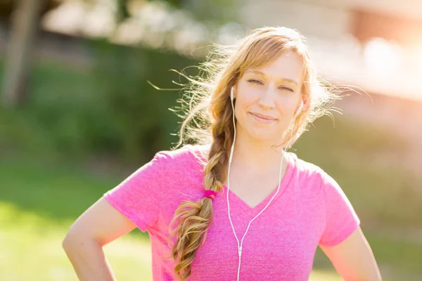 Jeune femme adulte en plein air vêtements d'entraînement écoute Musi — Photo