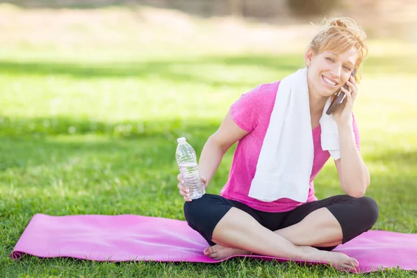 Jeune femme adulte en plein air Fit avec serviette et bouteille d'eau sur Yo — Photo