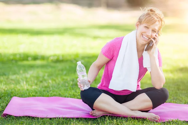 Jeune femme adulte en plein air Fit avec serviette et bouteille d'eau sur Yo — Photo