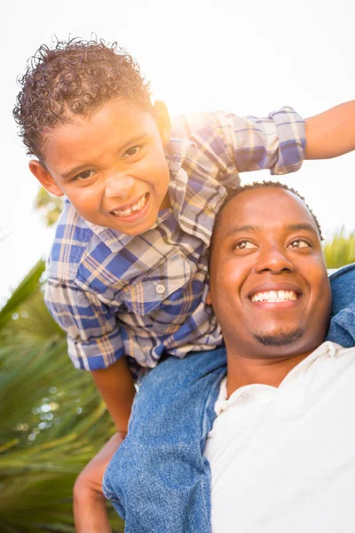 Smíšené rasy syn a African American otec venku spolu hrají složená. — Stock fotografie