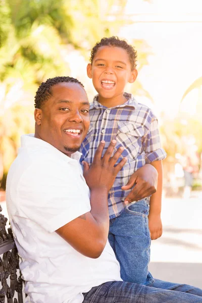 Misto de raça filho e afro-americano pai jogando ao ar livre juntos . — Fotografia de Stock