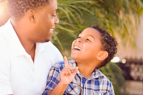 Sohn gemischter Rasse und afrikanisch-amerikanischer Vater spielen gemeinsam im Freien. — Stockfoto