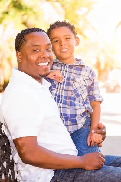 Hijo de raza mixta y padre afroamericano jugando al aire libre juntos . — Foto de Stock