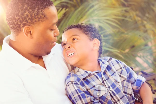Zoon van gemengd ras en Afrikaanse Amerikaanse vader buitenshuis samenspelen. — Stockfoto