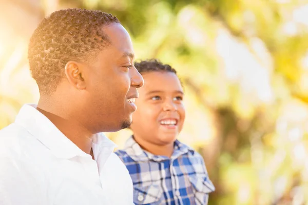 Sohn gemischter Rasse und afrikanisch-amerikanischer Vater spielen gemeinsam im Freien. — Stockfoto