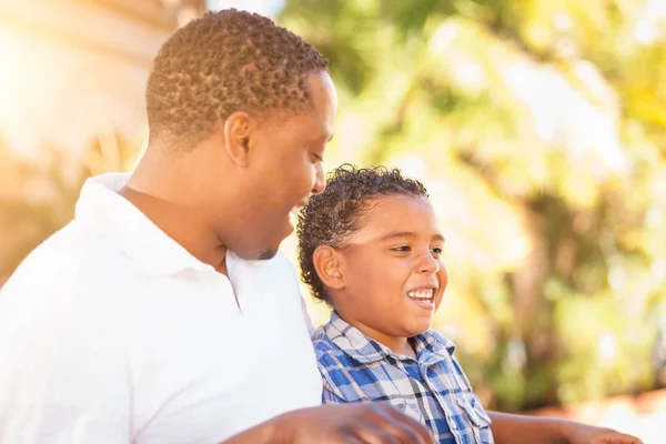 Zoon van gemengd ras en Afrikaanse Amerikaanse vader buitenshuis samenspelen. — Stockfoto