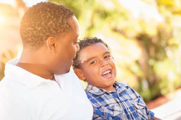 Hijo de raza mixta y padre afroamericano jugando al aire libre juntos . —  Fotos de Stock