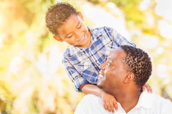 Hijo de raza mixta y padre afroamericano jugando al aire libre juntos . —  Fotos de Stock