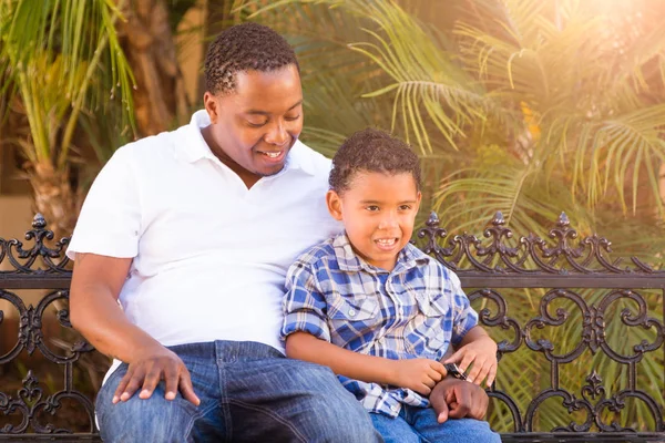 Syn mieszanej rasy i African American ojca grając na zewnątrz razem. — Zdjęcie stockowe
