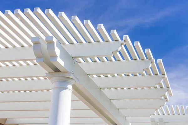 Vackert hus uteplats luckan mot den blå himlen. — Stockfoto