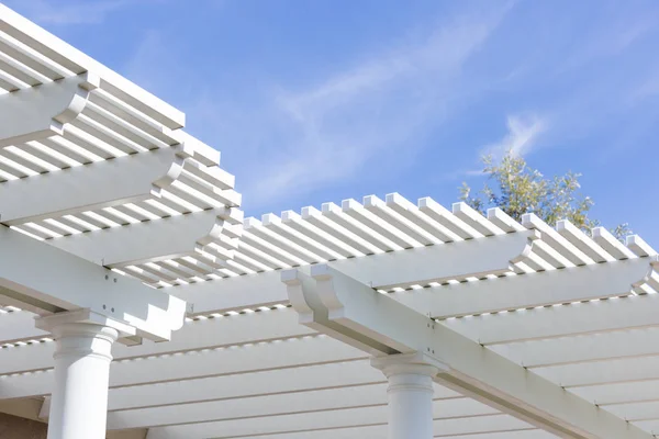 Capa de pátio bela casa contra o céu azul . — Fotografia de Stock