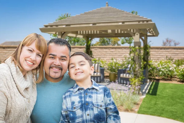 Gemengd ras familie In achtertuin in de buurt van Patio Cover. — Stockfoto