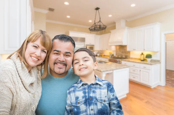 Familia de raza mixta joven feliz divirtiéndose en cocina personalizada . — Foto de Stock