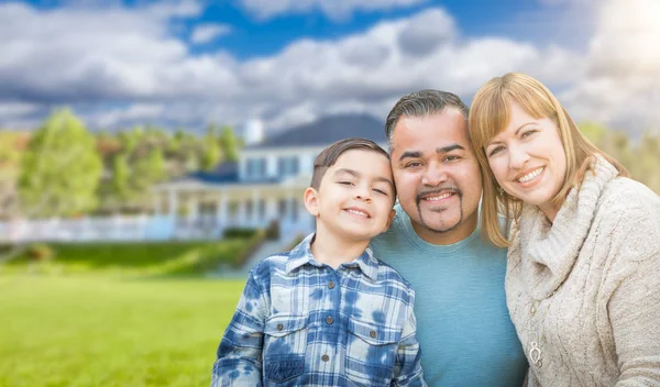 Familia de raza mixta en el patio delantero de hermosa casa y propiedad . — Foto de Stock