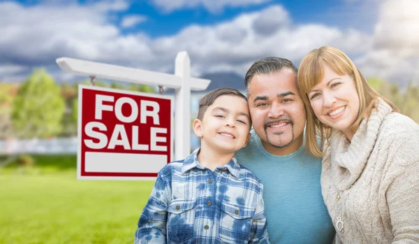 Retrato de familia de raza mixta en frente de la casa y en venta —  Fotos de Stock