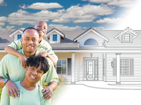 Familia afroamericana frente al dibujo de una nueva casa que se gradúa hacia la fotografía . —  Fotos de Stock