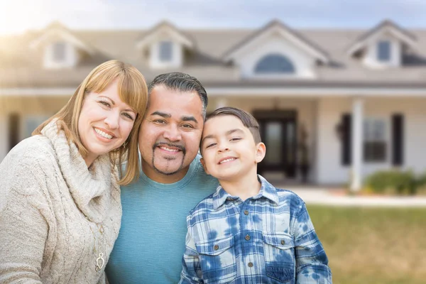 Rodziny mieszanej rasy w przedniej stoczni piękny dom i właściwość. — Zdjęcie stockowe