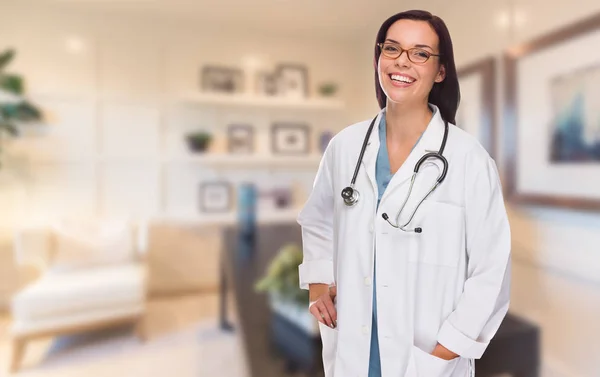 Młoda kobieta lekarz lub pielęgniarka stojąc w jej biurze — Zdjęcie stockowe