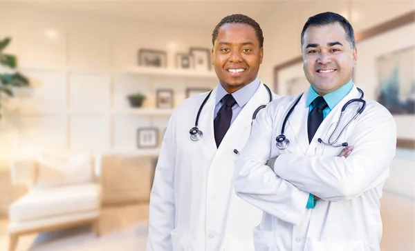 Afrikanische amerikanische und hispanische Ärzte oder Krankenschwestern im Amt — Stockfoto