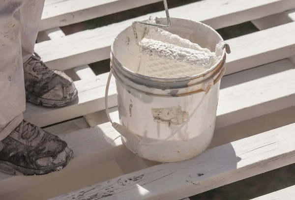 Pintor profesional balanceo pintura blanca en la parte superior de una cubierta de patio de casa . — Foto de Stock