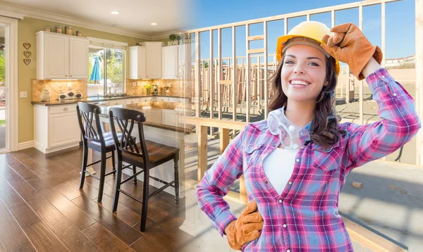 Trabalhadora de construção feminina na frente da casa enquadrando Gradating para terminar foto da cozinha . — Fotografia de Stock