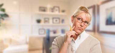 Güzel anlatım öğrenci veya iş kadını ofiste kalem ile