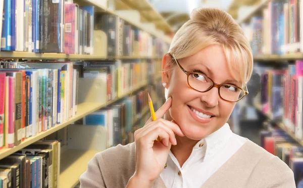 Estudante expressivo bonito ou professor com lápis na biblioteca . — Fotografia de Stock