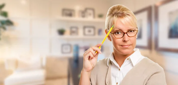 Hermosa estudiante expresiva o mujer de negocios con lápiz en la oficina —  Fotos de Stock
